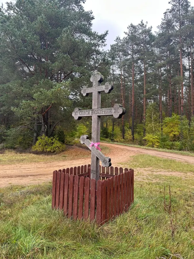 Prawosławny krzyż przy leśnej drodze pod Klejnikami