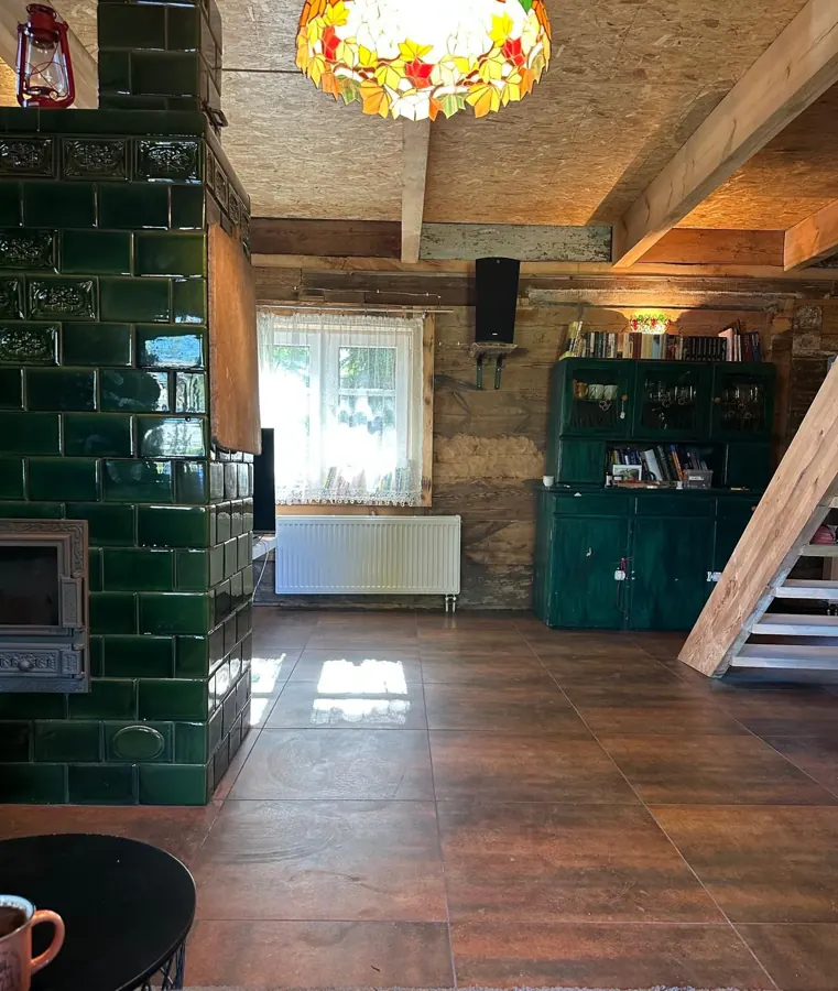 Salon z zielonym piecem kaflowym